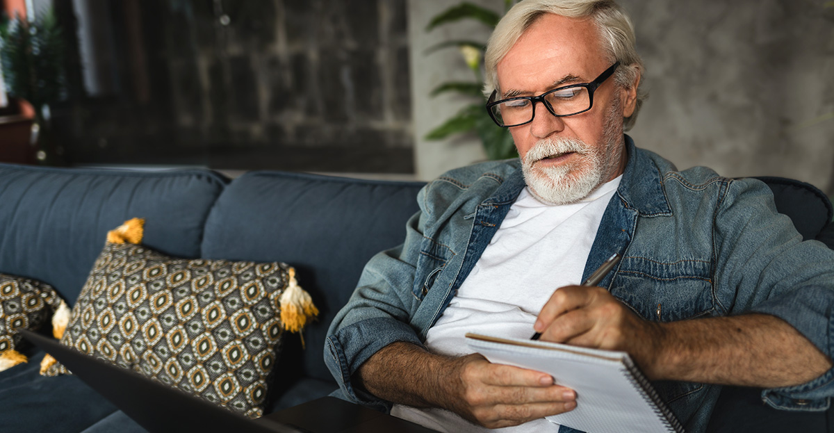senior-using-memory-journal-to-treat-dementia