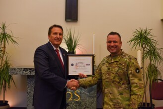 Scott Riddle receiving the 2019 ESGR Patriot Award