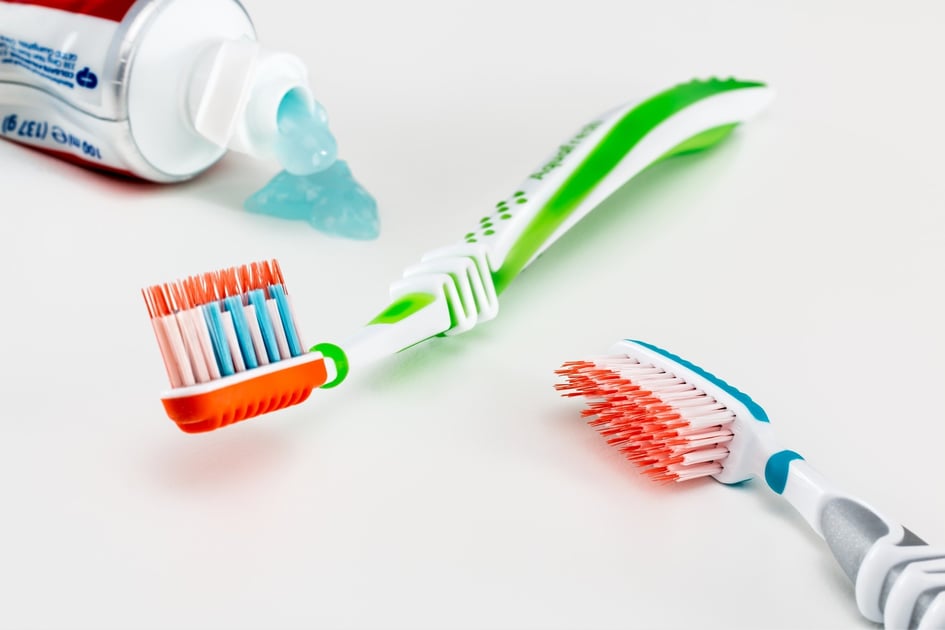 toothbrush-g7642c3f9f_1920
